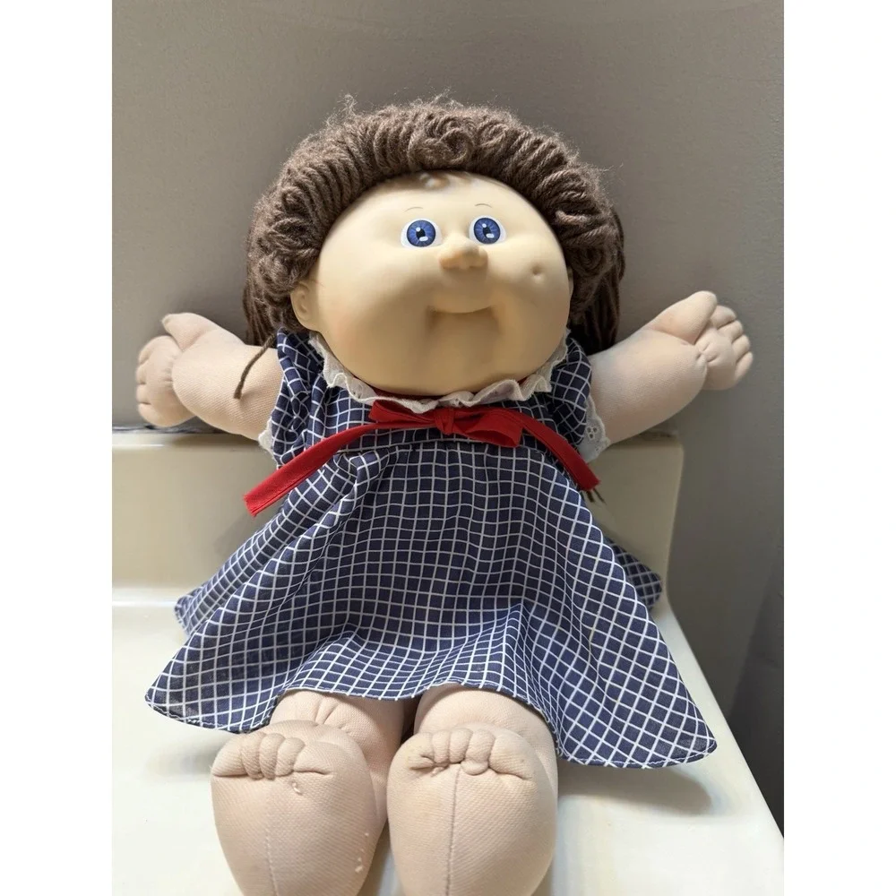 Vintage 1985 Cabbage Patch Kids Girl Doll Brown Hair Blue Eyes Blue Signature